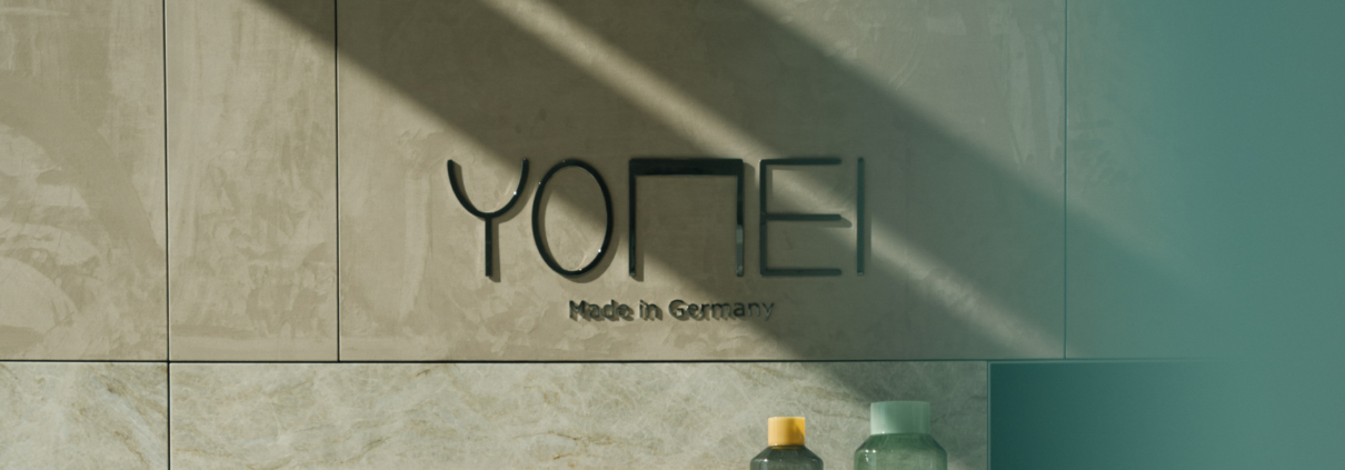 Yomei Möbel Logo an der Wand.