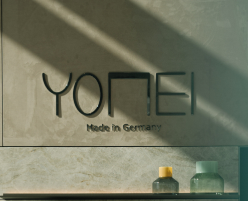 Yomei Möbel Logo an der Wand.