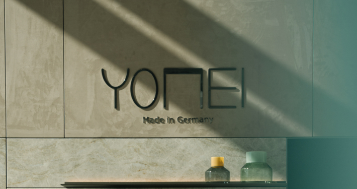Yomei Möbel Logo an der Wand.
