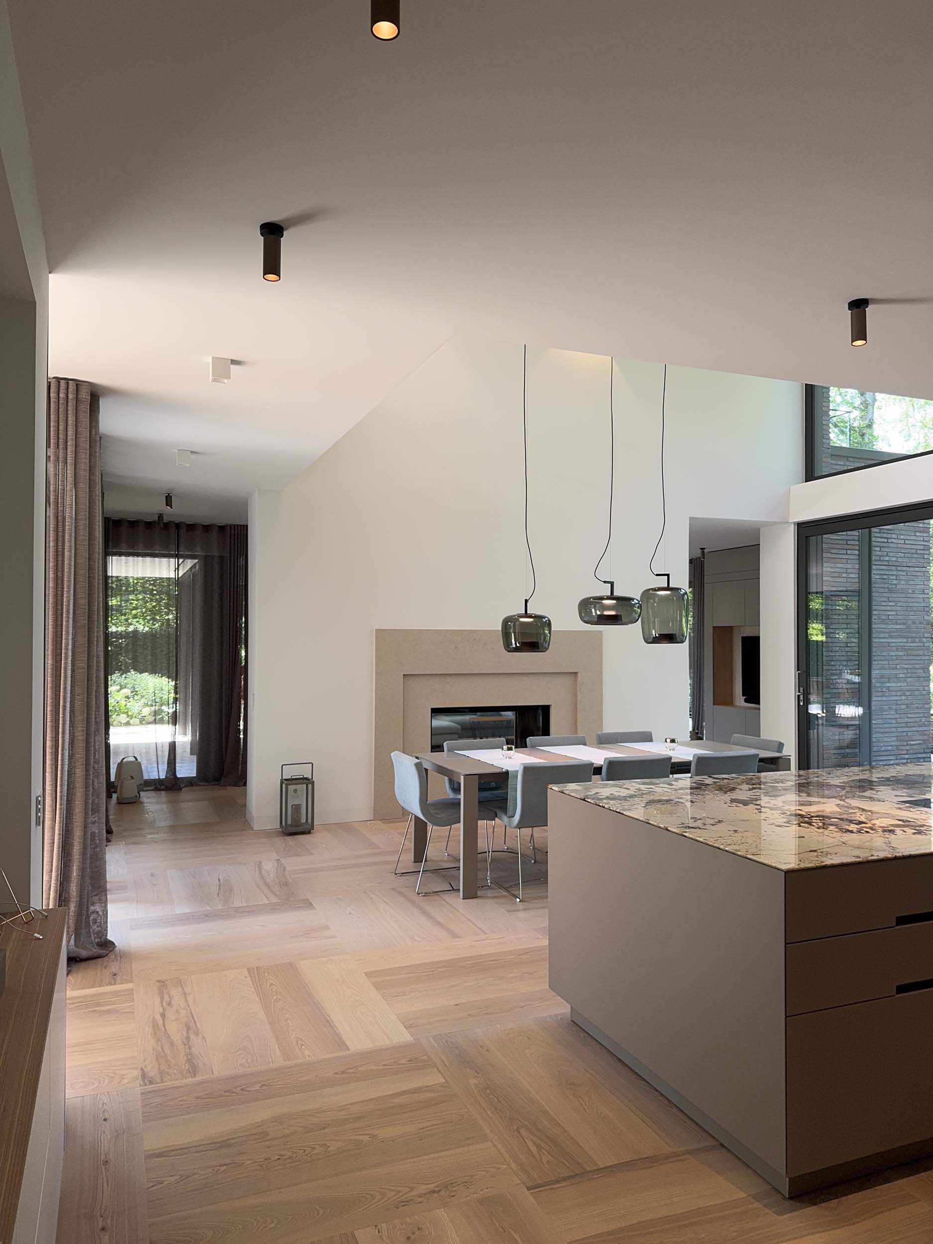 interior-design-hamburg-weisselberg-kitchen-and-interior_3 Offener Wohn- und Essbereich mit Kamin, Fischgrätparkett und angrenzender Küche