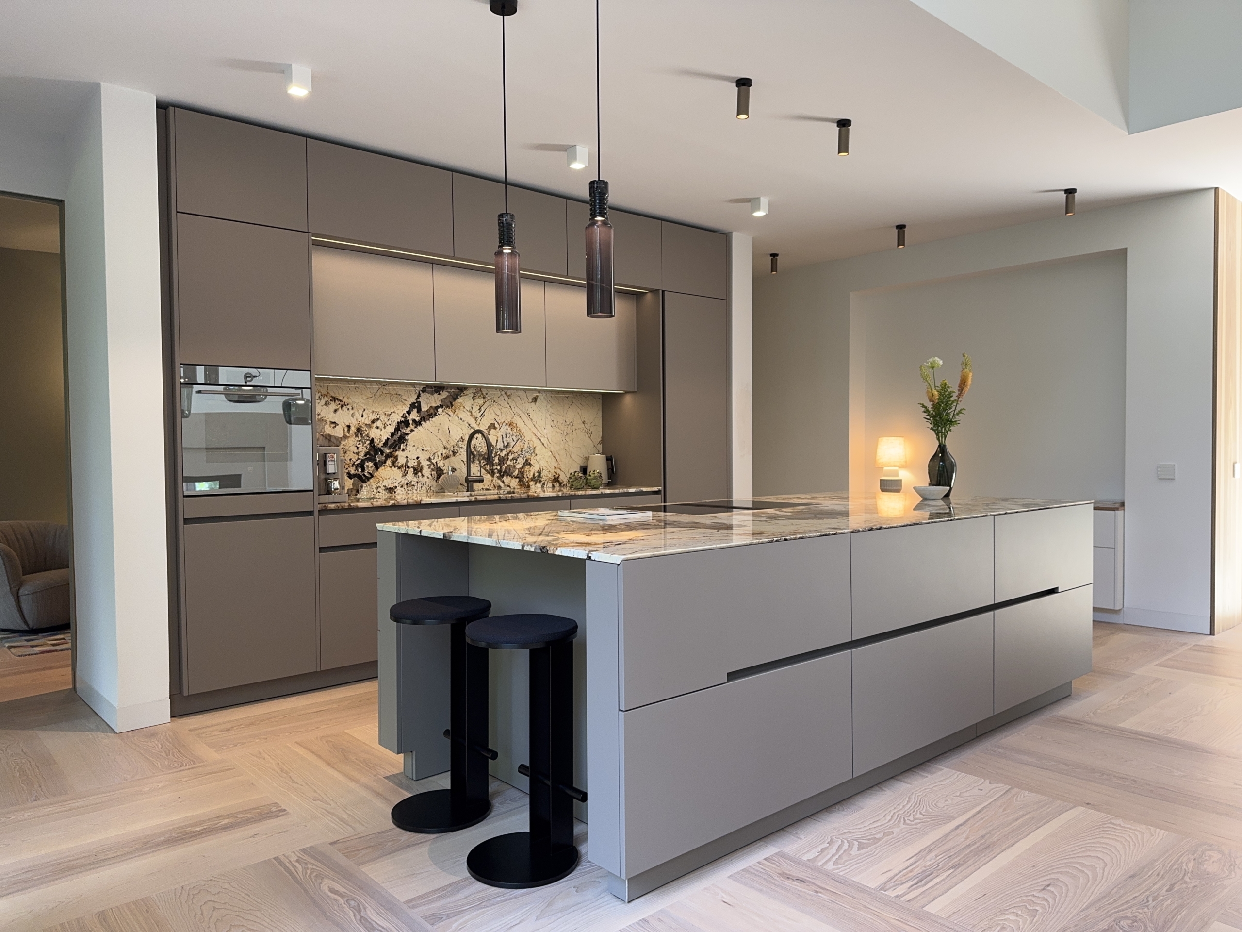 kueche-mit-kochinsel-weisselberg-kitchen-and-interior-1