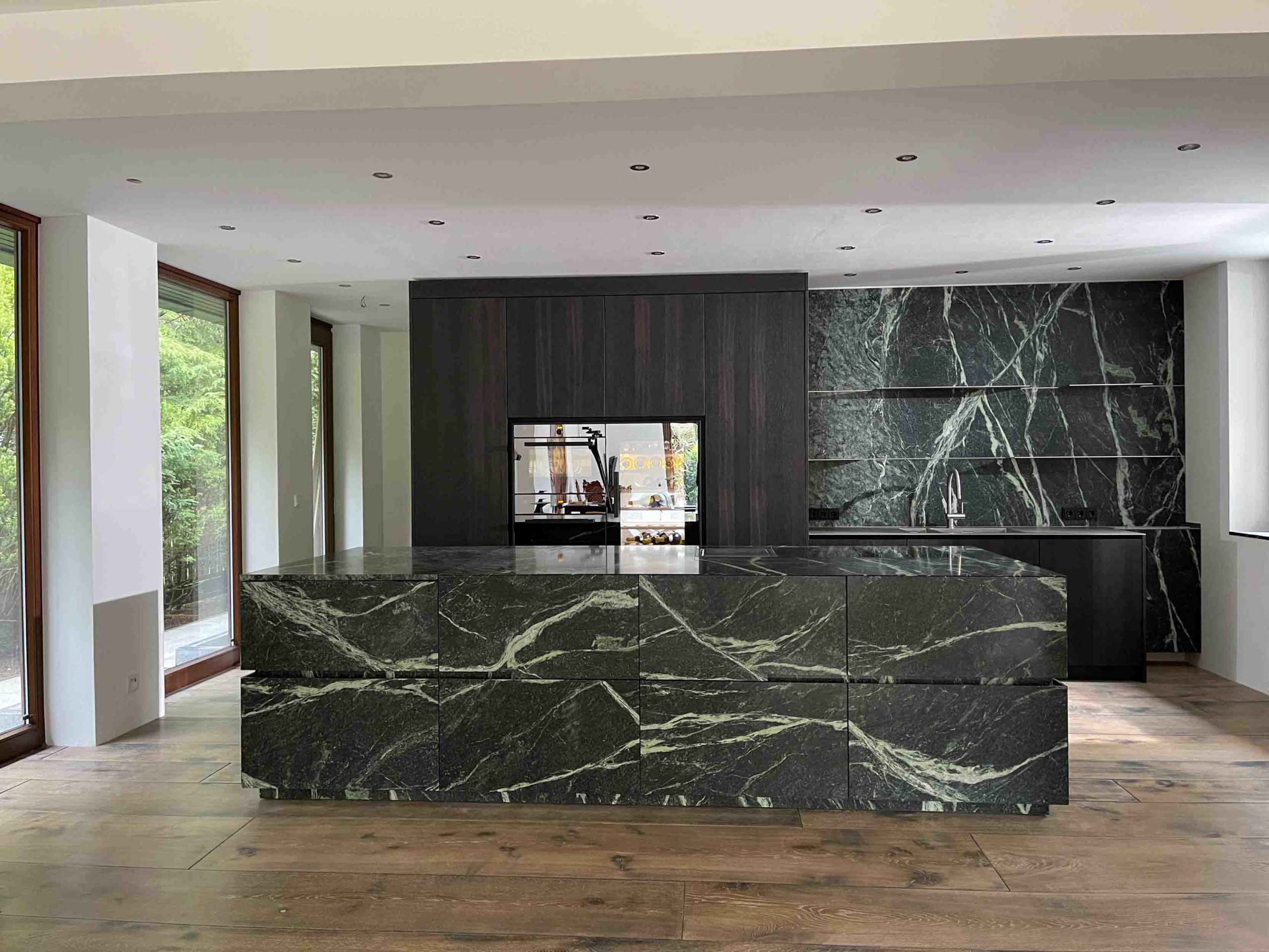 kueche-mit-kochinsel-weisselberg-kitchen-and-interior-4